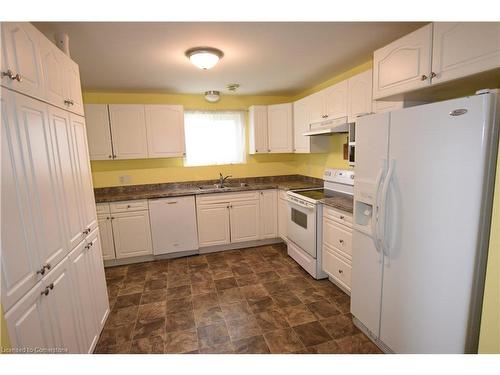 3 Elgin Street S, Thorold, ON - Indoor Photo Showing Kitchen With Double Sink
