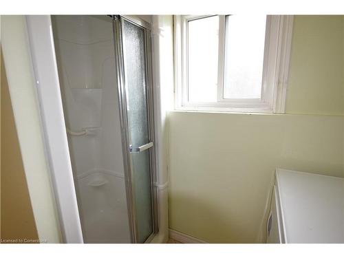 3 Elgin Street S, Thorold, ON - Indoor Photo Showing Bathroom