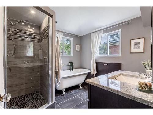 198 Duke Street, Hamilton, ON - Indoor Photo Showing Bathroom