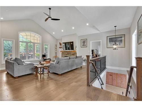 6845 Wellington Road 34, Puslinch, ON - Indoor Photo Showing Living Room
