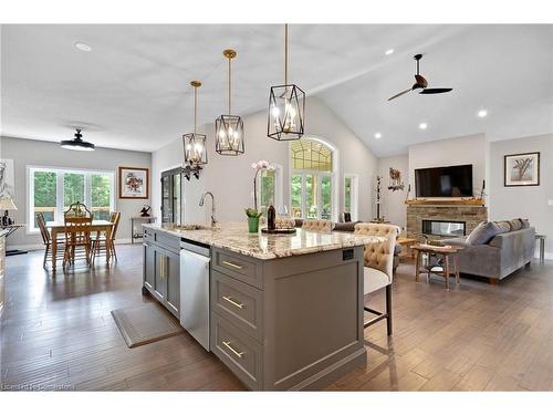 6845 Wellington Road 34, Puslinch, ON - Indoor Photo Showing Kitchen With Upgraded Kitchen