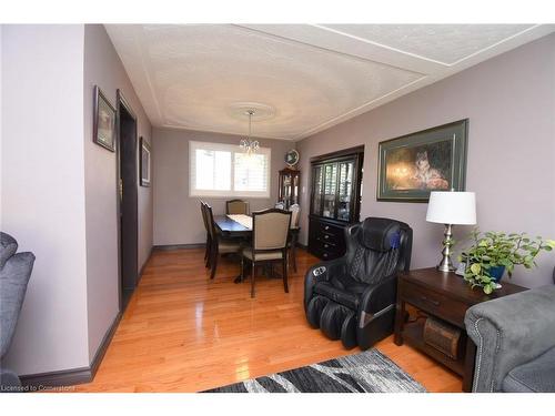 54 Chester Road, Hamilton, ON - Indoor Photo Showing Living Room