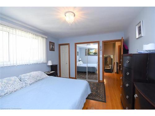 54 Chester Road, Hamilton, ON - Indoor Photo Showing Bedroom