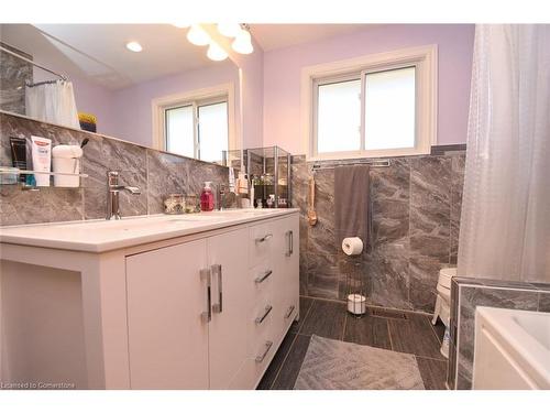 54 Chester Road, Hamilton, ON - Indoor Photo Showing Bathroom
