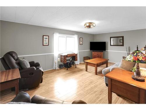 150-3033 Townline Road, Stevensville, ON - Indoor Photo Showing Living Room