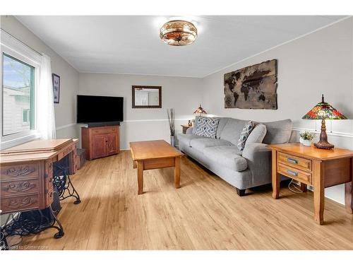150-3033 Townline Road, Stevensville, ON - Indoor Photo Showing Living Room