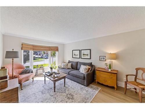 2131 Upland Drive, Burlington, ON - Indoor Photo Showing Living Room
