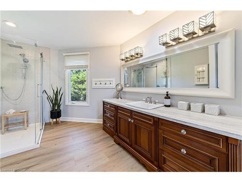 2131 Upland Drive, Burlington, ON - Indoor Photo Showing Bathroom