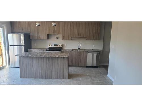 17 Renfrew Trail  Welland, ON L3C 0K2