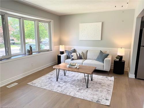 26 Grandfield Street, Hamilton, ON - Indoor Photo Showing Living Room