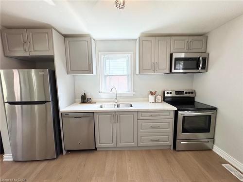 26 Grandfield Street, Hamilton, ON - Indoor Photo Showing Kitchen