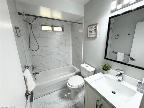 26 Grandfield Street, Hamilton, ON - Indoor Photo Showing Bathroom