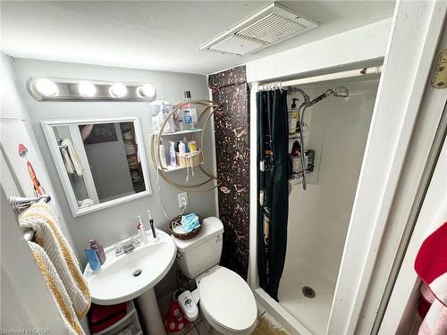 26 Grandfield Street, Hamilton, ON - Indoor Photo Showing Bathroom