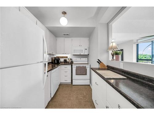 2908-150 Charlton Avenue E, Hamilton, ON - Indoor Photo Showing Kitchen