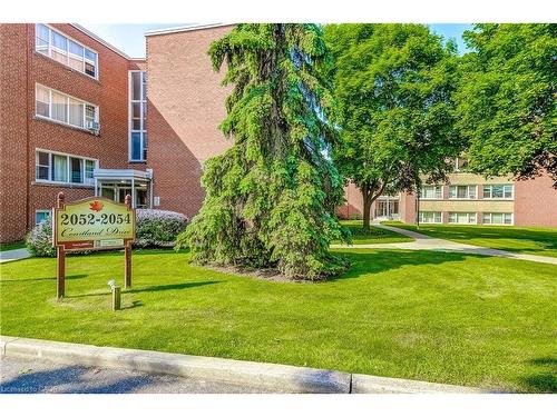 104-2052 Courtland Drive, Burlington, ON - Outdoor
