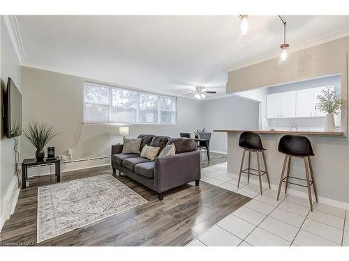 104-2052 Courtland Drive, Burlington, ON - Indoor Photo Showing Living Room