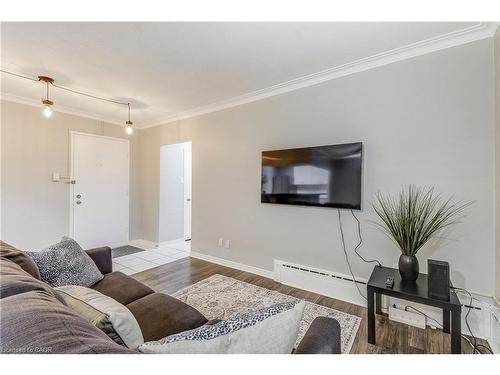 104-2052 Courtland Drive, Burlington, ON - Indoor Photo Showing Living Room