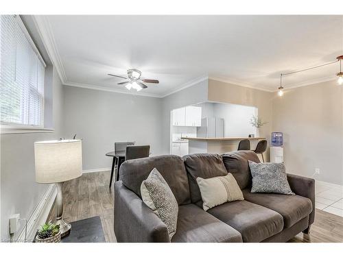 104-2052 Courtland Drive, Burlington, ON - Indoor Photo Showing Living Room
