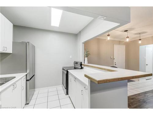 104-2052 Courtland Drive, Burlington, ON - Indoor Photo Showing Kitchen