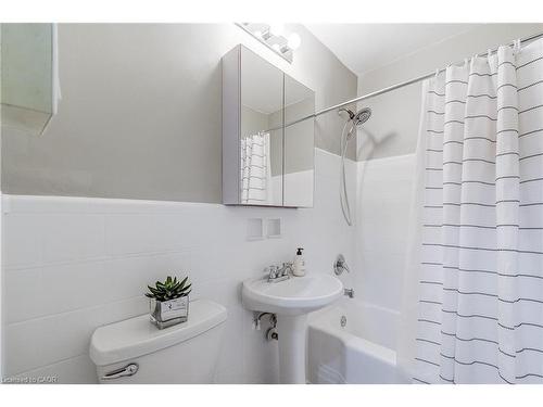 104-2052 Courtland Drive, Burlington, ON - Indoor Photo Showing Bathroom