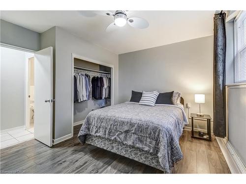 104-2052 Courtland Drive, Burlington, ON - Indoor Photo Showing Bedroom