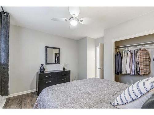 104-2052 Courtland Drive, Burlington, ON - Indoor Photo Showing Bedroom