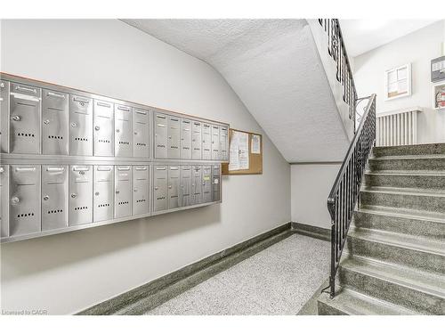 104-2052 Courtland Drive, Burlington, ON - Indoor Photo Showing Other Room