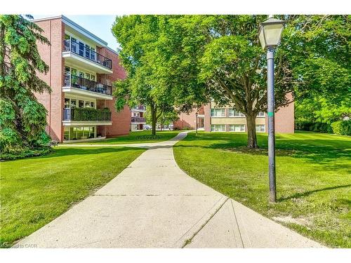 104-2052 Courtland Drive, Burlington, ON - Outdoor