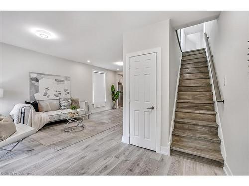 221 Rosslyn Avenue N, Hamilton, ON - Indoor