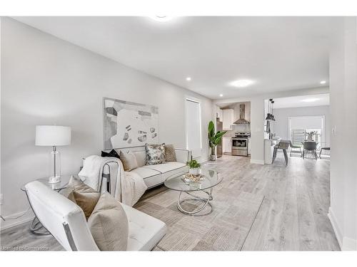 221 Rosslyn Avenue N, Hamilton, ON - Indoor Photo Showing Living Room