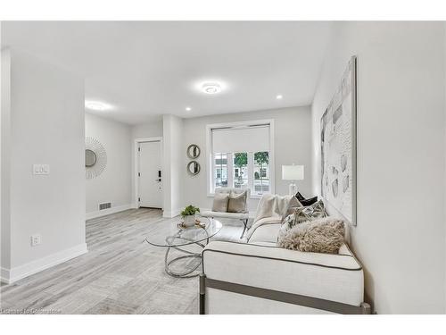 221 Rosslyn Avenue N, Hamilton, ON - Indoor