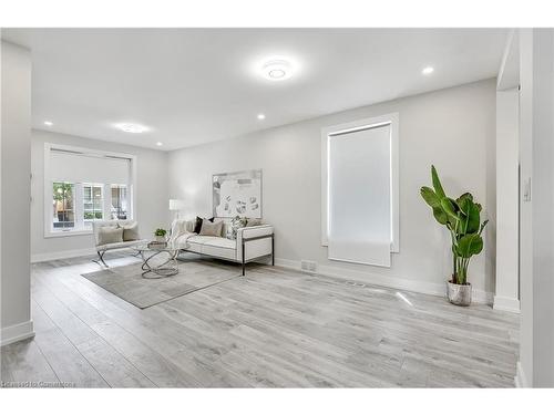 221 Rosslyn Avenue N, Hamilton, ON - Indoor