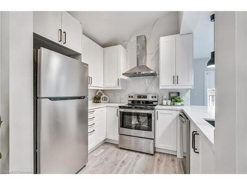 221 Rosslyn Avenue N, Hamilton, ON - Indoor Photo Showing Kitchen