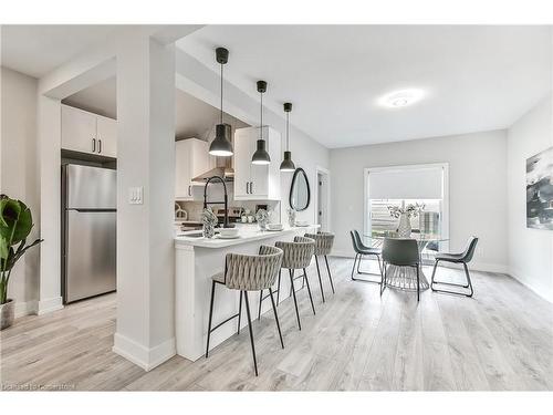 221 Rosslyn Avenue N, Hamilton, ON - Indoor Photo Showing Kitchen