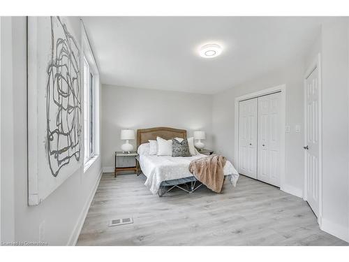 221 Rosslyn Avenue N, Hamilton, ON - Indoor Photo Showing Bedroom