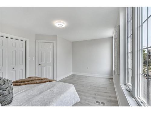 221 Rosslyn Avenue N, Hamilton, ON - Indoor Photo Showing Bedroom