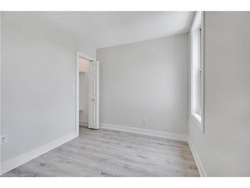 221 Rosslyn Avenue N, Hamilton, ON - Indoor Photo Showing Other Room