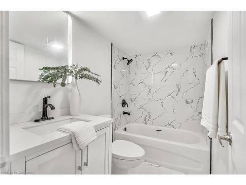 221 Rosslyn Avenue N, Hamilton, ON - Indoor Photo Showing Bathroom