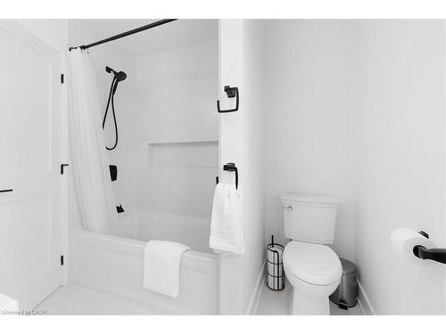 94 West 32Nd Street, Hamilton, ON - Indoor Photo Showing Bathroom