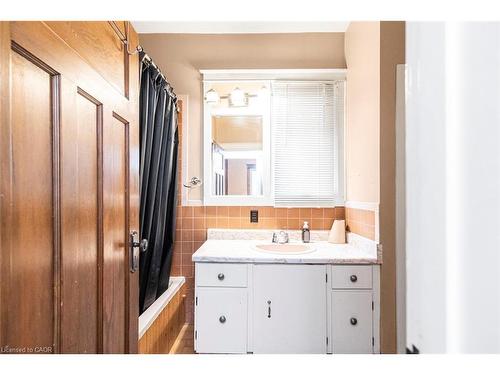 11 Grafton Avenue, Hamilton, ON - Indoor Photo Showing Bathroom