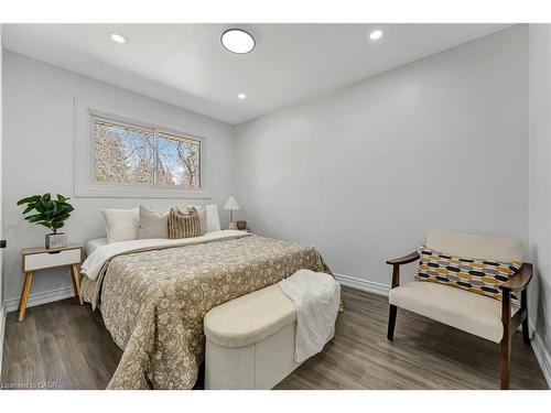 216 Sioux Road, Ancaster, ON - Indoor Photo Showing Bedroom