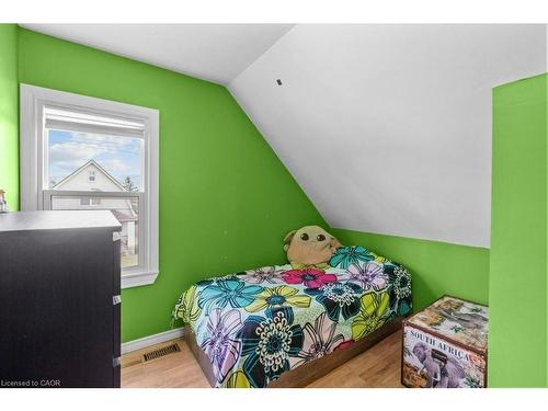 99 Robins Avenue, Hamilton, ON - Indoor Photo Showing Bedroom