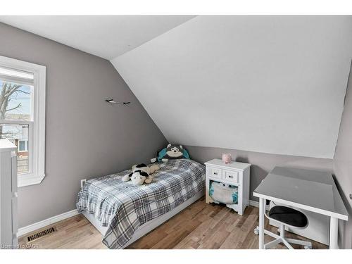 99 Robins Avenue, Hamilton, ON - Indoor Photo Showing Bedroom