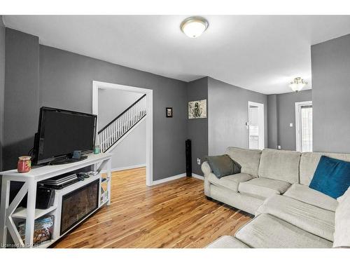 99 Robins Avenue, Hamilton, ON - Indoor Photo Showing Living Room