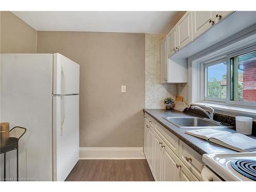 211 Dolph Street N, Cambridge, ON - Indoor Photo Showing Kitchen