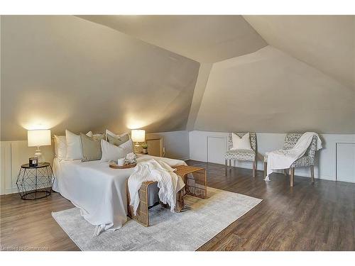 211 Dolph Street N, Cambridge, ON - Indoor Photo Showing Bedroom