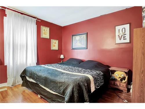 211 Dolph Street N, Cambridge, ON - Indoor Photo Showing Bedroom