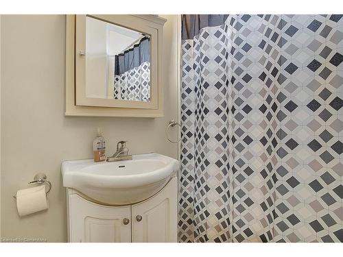 211 Dolph Street N, Cambridge, ON - Indoor Photo Showing Bathroom