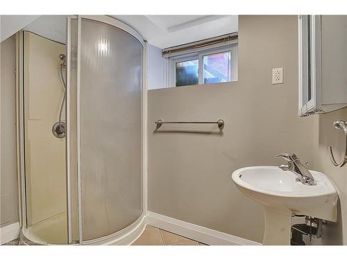 211 Dolph Street N, Cambridge, ON - Indoor Photo Showing Bathroom