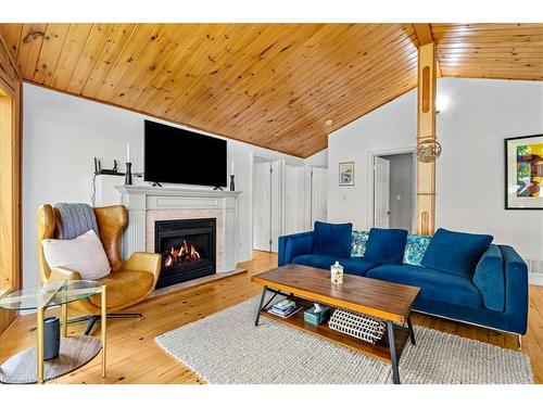 14 Parker Drive, Roseneath, ON - Indoor Photo Showing Living Room With Fireplace